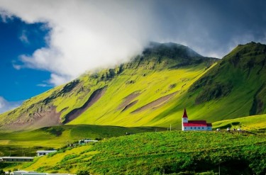 Dokąd zaszczepieni i ozdrowieńcy mogą polecieć bez dodatkowych obostrzeń?